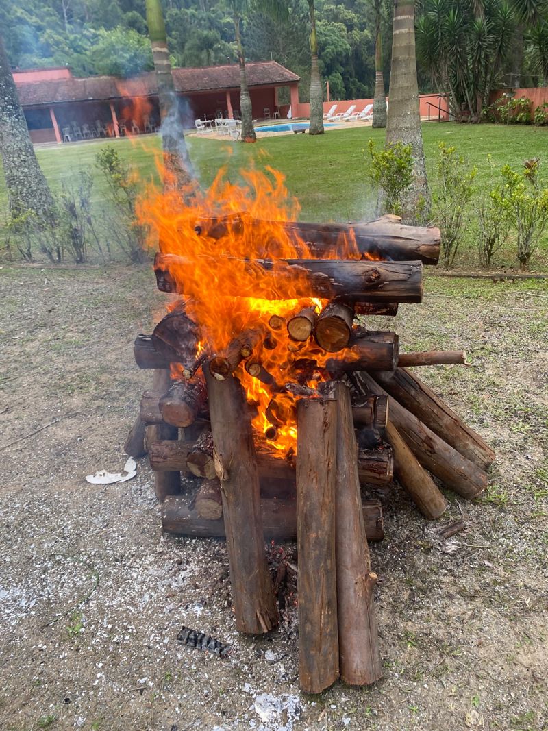Fogueira durante o treinamento Conexão Extreme